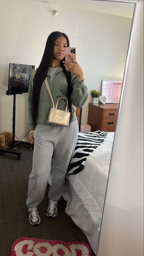 Shein Joggers Outfit, New Balance 1906r Outfit Black Women, Bodysuit And Sweatpants Outfit, New Balance 1906r Outfit, Hoodie And Leggings Outfit, Cute Chill Outfits, Sweatsuit Outfit, New Balance Outfit, Fasion Outfits