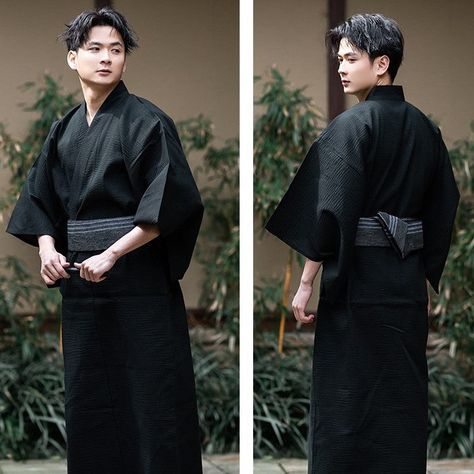 Le Kimono Japonais noir homme est une façon étonnante et à la mode d'exprimer votre amour de la culture japonaise dans un noir éclatant. Le kimono est léger ajoutera instantanément une touche de beauté à toute tenue. Si vous êtes passionné par la culture japonaise, pourquoi ne pas saisir cette occasion avec le kimono noir de qualité ? Portez-le avec estime et style et tout le monde remarquera votre excellent goût pour la mode. Alliant style et confort enviable, c'est le moment idéal pour vous fa Outfit Drawings, Japanese Kimono Fashion, Men's Yukata, Samurai Clothing, Concert Attire, Japanese Costume, Outfit Korean Style, Clothing Reference, Traditional Japanese Kimono