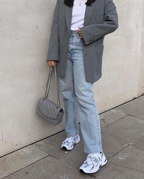 City Outfit Ideas Spring, Casual Outfits With New Balance Sneakers, Outfits Con Rollazo, New Balance Office Outfit, New Balance 9060 Outfit Women Summer, Nb 9060 Outfit Woman, New Balance With Jeans, New Balance 530 Street Style, Style New Balance 530