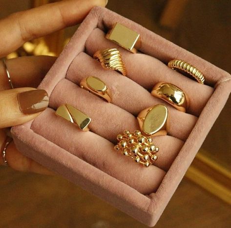 خواتم خطوبة, Jewellery Photography Inspiration, Jewelry Photoshoot, Gold Rings Fashion, Gold Ring Designs, Best Jewelry, Girly Accessories, Classy Jewelry, Jewelry Lookbook