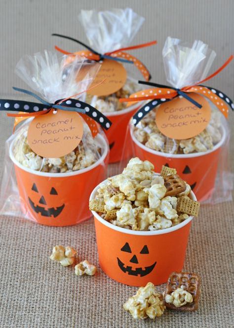 TRIED--did it with just regular microwave popcorn that my girls wanted to snack on, and no outside wrapping. They loved it. :) Homemade Caramel Corn, Dekorasi Halloween, Dulces Halloween, Corn Snacks, Healthy Halloween, Caramel Corn, Halloween Goodies, Halloween Tags, Homemade Caramel