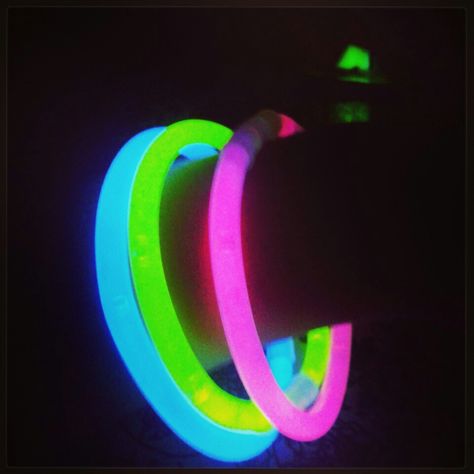 Neon bracelets. Blue green pink Splatoon Core, Neon 90s, Neon Colour Palette, Neon Bracelets, Rave Clothes, Alien Aesthetic, Rainbow Aesthetic, Neon Aesthetic, Neon Rainbow