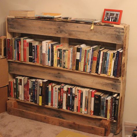 Bookshelf Out Of Pallets, Wooden Pallet Bookshelf, Diy Pallet Bookshelf Easy, Pallet Bookshelf Wall Shelves, Wood Pallet Bookshelf, Pallets Bookshelf, Bookshelves Pallet, Palette Bookshelf, Wooden Crate Bookshelf