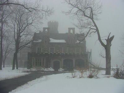 Haunted house in snow Anglo Gothic, Scary Houses, Southern Gothic, Gothic Aesthetic, Brasov, Gothic Architecture, Gothic House, Abandoned Buildings, Winter Aesthetic