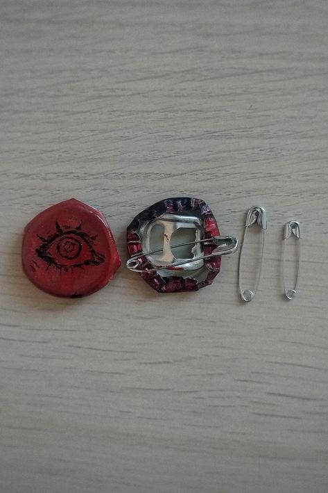 How To Make Diy Pins With Bottle Caps, How To Make A Pin With A Bottle Cap, How To Make Pins From Bottle Caps, How To Make Pins With Bottle Caps, Diy Pins With Bottle Caps, Pin From Bottle Cap, Diy Pins From Bottle Caps, Bottle Cap Pins Diy Punk, Bottle Cap Painting Aesthetic