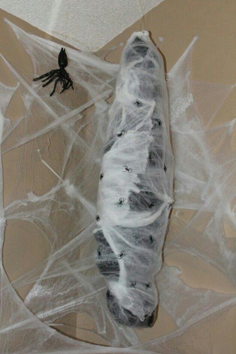 Scary Halloween Decorations Outdoor Diy, Creepy Diy, Diy Halloween Dekoration, Scary Halloween Decorations Outdoor, Halloween Office, Cheap Halloween Decorations, Halloween Decor Diy, Casa Halloween, Halloween Decorations Diy Outdoor