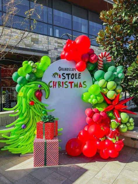 25 Brilliant Christmas Balloon Decorations - Lady Celebrations Unique Balloon Garland, Grinch Whoville Decorations, Grinch Balloon Garland, Grinch Balloon Arch, Grinch Balloons, Grinch Christmas Party Decorations, The Grinch Smile, Grinch Backdrop, Grinch Themed Christmas Party