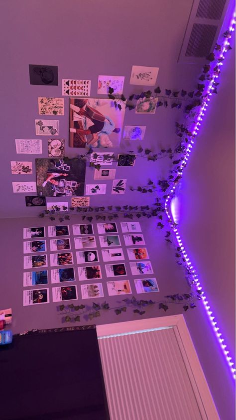 Purple Wall Room Decor, Closet Decorating Ideas Aesthetic, Cute Room Themes, Random Room Ideas, Small Room Makeover Inspiration, Small Aesthetic Bedroom, Wall Decor With Pictures, Dreamy Room Aesthetic, Door Decorations Bedroom