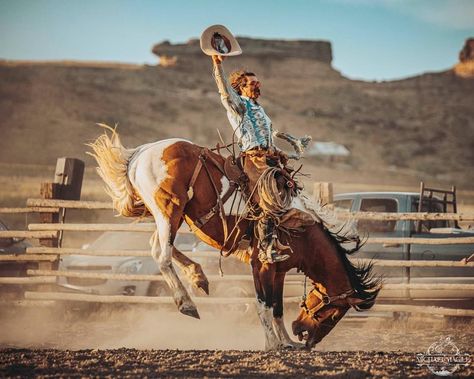 Western Riding Aesthetic, Rider Aesthetic, Cows And Horses, Cowboy Scene, Saddle Bronc Riding, Western Tattoo, Bronc Rider, Cowboy Photography, Saddle Bronc