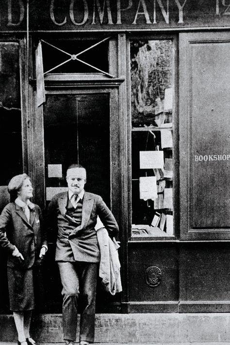 Sylvia Beach (left), who ran the famous Shakespeare and Company bookshop, would often lend books to her cash-strapped friend.  Get a Rare Glimpse of Paris Through Hemingway's Eyes Ernst Hemingway, Earnest Hemingway, Shakespeare And Company, Old Paris, Writers And Poets, Photo Album Scrapbooking, Famous Authors, James Dean, Vintage Paris