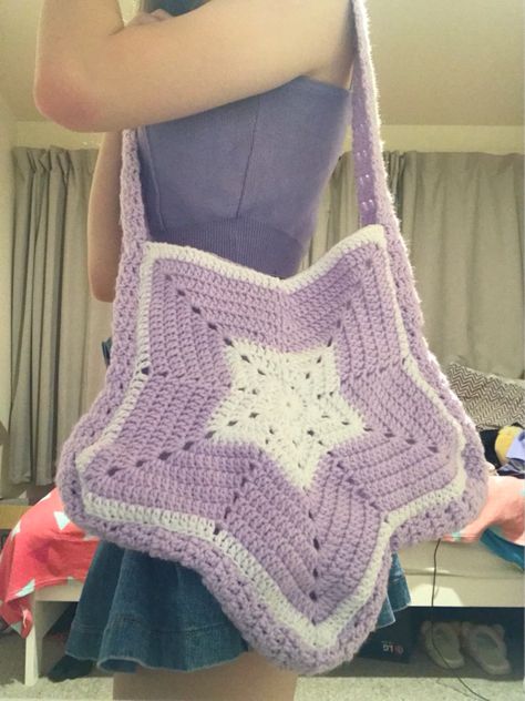 pattern on my insta @starwberrymeii.crochet Crochet Star Ideas, Star Crochet Ideas, Star Hat Crochet, Cool Crochet Clothes, Star Bag Crochet Pattern, Wool Crochet Projects, Crocette Aesthetic, Alt Crochet Projects, Crochet Inspo Ideas