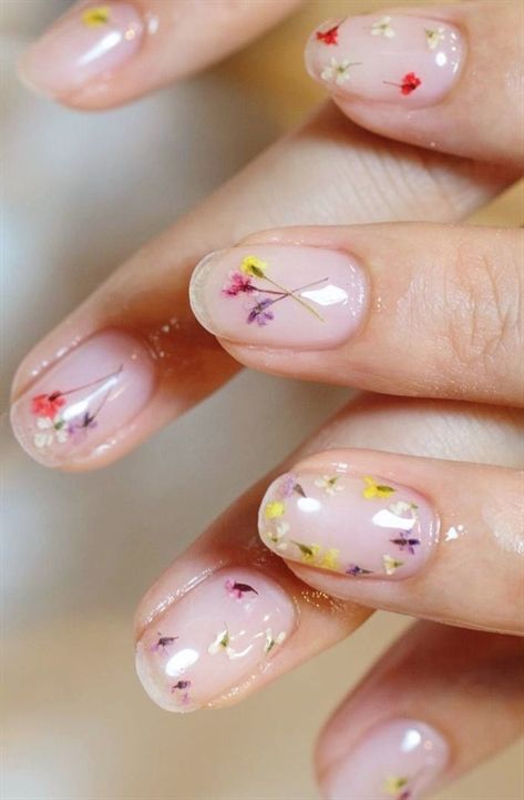 Dried Flowers Nail Art #SpringNails How To Dry Flowers, Daisy Nail Art, Daisy Nails, Nail Art Designs Summer, Flower Nail Designs, Floral Nail Art, Dry Flowers, Spring Nail Art, Flower Nail Art