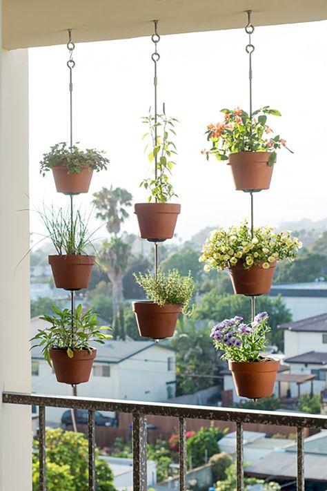 30+ Creative Ways to Plant a Vertical Garden - How To Make a Vertical Garden Klein Balkon Decor, Apartment Patio Gardens, Apartment Balcony Garden, Plants Hanging, Small Balcony Garden, نباتات منزلية, Small Balcony Design, Vertical Garden Diy, Balcony Plants