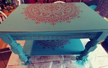 Stencil a Boho Chic Table Using A Mandala Pattern Old Wicker Chairs, Bohemian Decor Inspiration, Basket Makeover, Diy Home Decor For Apartments, Old Wicker, Coffee Table Makeover, Painted Driftwood, Bohemian Furniture, Boho Floor