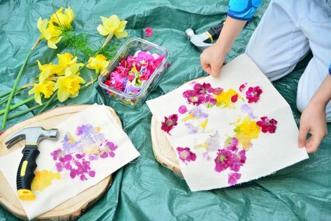 Otis opening up flowers at How we Montessori Hapa Zome with children Hapa Zome, Preschool Teacher Tips, Preschool Outdoor Activities, Garden Activity, Leaf Dyeing, Dental Health Activities, Summer Preschool Activities, Drying Flowers, Garden Activities