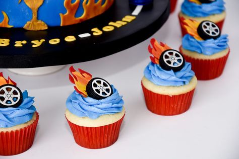 Hot Wheels Cake With Cupcakes - CakeCentral.com Hotwheels Birthday Cupcakes, Hot Wheels Birthday Cupcakes, Hot Wheel Cupcakes, Hot Wheels Cupcake Cake, Hot Wheels Cupcakes Ideas, Hot Wheels Party Food, Hot Wheels Sign, Cupcake Cake Ideas, Hot Wheels Cupcakes