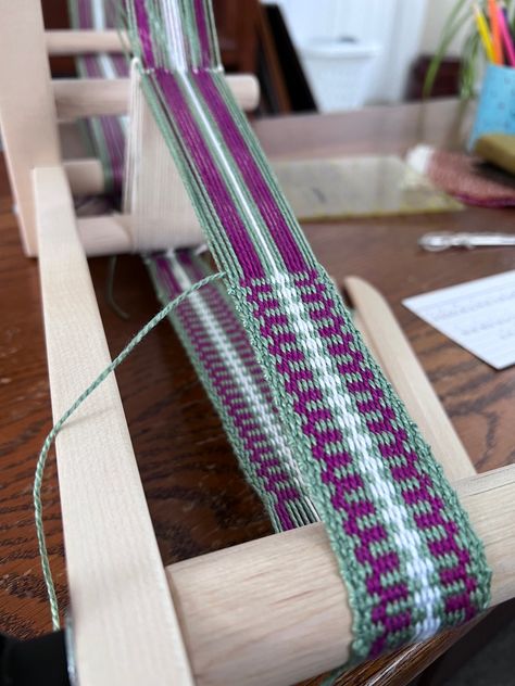 Inkle loom weaving and a cheerful band design to share – Kate Kilgus Inkle Loom Patterns Free, Inkle Loom Patterns For Beginners, Nal Binding, Inkle Loom Patterns, Finger Braiding, Inkle Weaving Patterns, Tablet Weaving Patterns, Band Weaving, Snow Couple