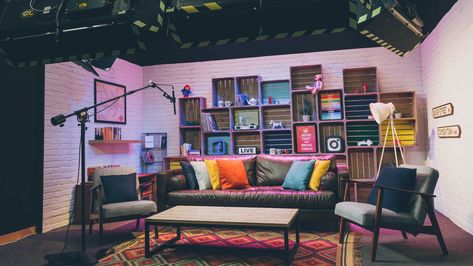 Talkshow Set Background, Live Studio Design, Living Room Podcast Setup, Couch Podcast Setup, Live Podcast Event, Couch Set Up, Podcast Studio Background, Youtube Set Design, Podcast Studio Setup Ideas