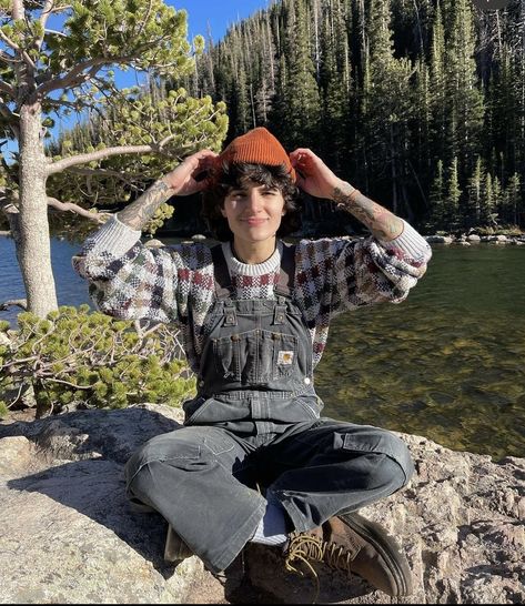 Masculine Androgyny, Enby Outfits Winter, Queer Fashion Aesthetic, Masc Overall Outfits, Renfaire Outfit Nonbinary, Nonbinary Cottagecore Outfits, Transmasc Fashion Summer, Cottage Core Mens Fashion, Colorful Queer Fashion