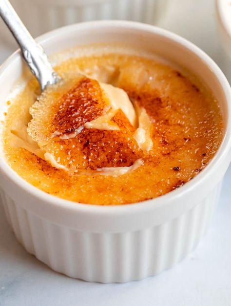 Meringue, Creme Brulee Cake, Creme Brulee Recipe Easy, Classic French Desserts, Brulee Recipe, Creme Brulee Recipe, Clam Recipes, Caramelized Sugar, French Dessert