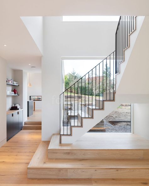 L Shape Staircase Design, L Shape Stairs With Landing, L Shaped Stairs With Landing, U Shaped Staircase With Landing, Staircase L Shape, L Shaped Staircase, Staircase With Landing, Oak And Glass Staircase, U Shaped Stairs