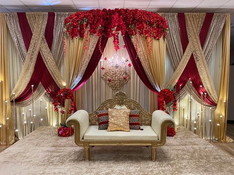 Red And Gold Wedding Backdrop, Red Quince Backdrop, Nikah Stage Decoration, Decoration Ideas For Marriage, Red Wedding Backdrop, Marriage Bedroom, Wedding Draping Backdrop, Red Quinceanera Ideas, Quince Decor