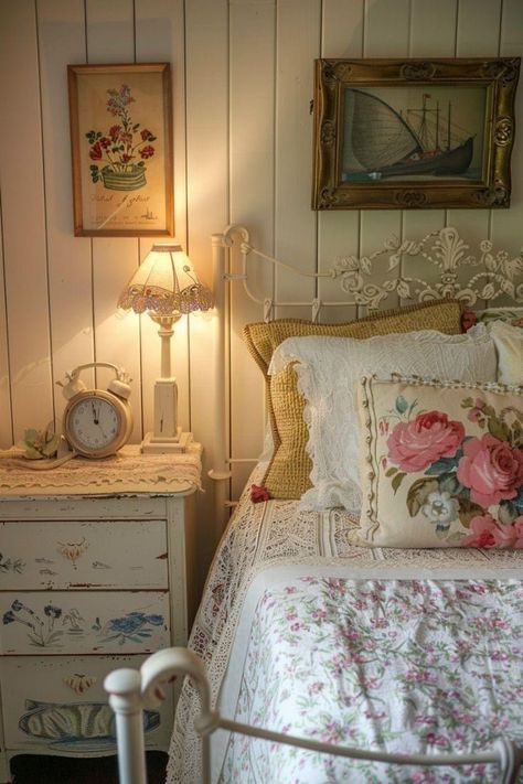 Pastel Inspiration, Cottage Bedrooms, Vintage Bedroom Ideas, Cozy Homes, Bedroom Ideas Inspiration, Core Design, Dekorasi Kamar Tidur, Pinterest Room Decor, Girly Room