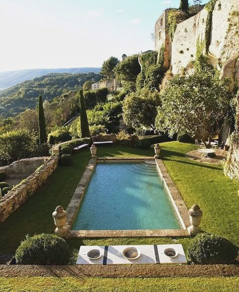 Weekday Wanderlust: 5 Beautiful Places in the South of France by Instagram Dream Pools, Mediterranean Garden, Swimming Pool Designs, Garden Pool, Outdoor Swimming, Cool Pools, Outdoor Swimming Pool, Pool Designs, Backyard Pool