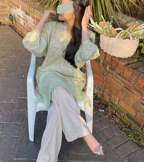 Casual Indian Outfits, Extravagant Outfits, Smart Casual Women Outfits, Simple Dress Casual, Pakistani Women Dresses, Trendy Outfits Indian, Desi Fits, Golden Globes Red Carpet, Desi Outfits