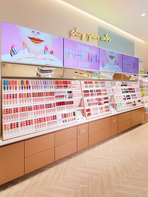 Makeup Store Interior, Makeup Stores, Make Up Store, Retail Store Interior Design, Store Design Boutique, Retail Interior Design, Retail Store Interior, Retail Inspiration, Store Layout