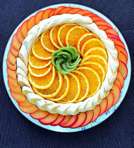 Fruit Plating Ideas, Fruit Salad Plating, Fruit Tray Designs, Panda Food, Food Combos, Fruits Decoration, Fruit Decoration, Fruit Platter Designs, Decorações Com Comidas