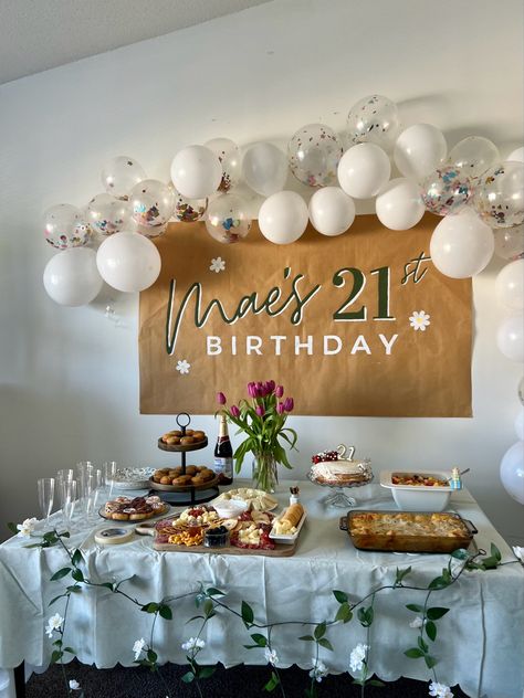 Simple 21st Birthday Decorations At Home, Cheers To 22 Years Birthday, Trendy Birthday Decorations, 22 Birthday Decoration Ideas At Home, 22 Bday Party Ideas, 24th Birthday Decor, Birthday Party Themes 21, 90tg Birthday Party Ideas, Bday Table Decor Ideas At Home