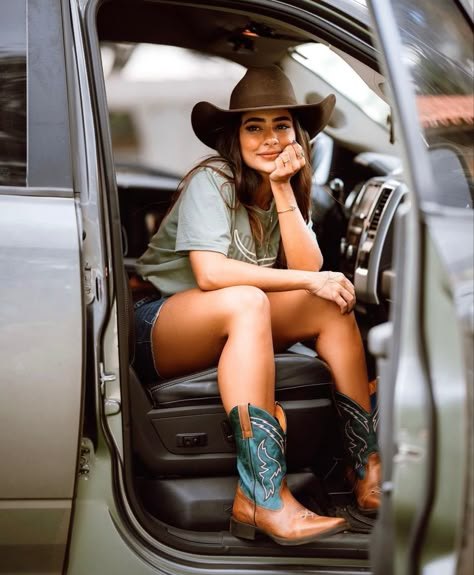 Cowgirl Photography Ideas, Senior Pics Cowboy Boots, Cow Girl Photoshoots, Cowgirl Senior Pictures, Western Girl Photoshoots, Western Photo Shoots, Cowgirl Photoshoot, Foto Cowgirl, Botas Western