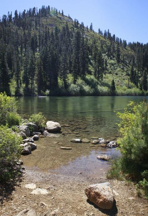 The Hidden Lake In Northern California That Everyone Should Visit At Least Once #TropicalBeaches #BeachEscapes #BeachParadise #BeachLife #IslandLife Hidden Castle, California Places To Visit, Hidden Lake, Lakes In California, Au Pair, California Girl, Swimming Holes, Mountain Lake, Lake Life