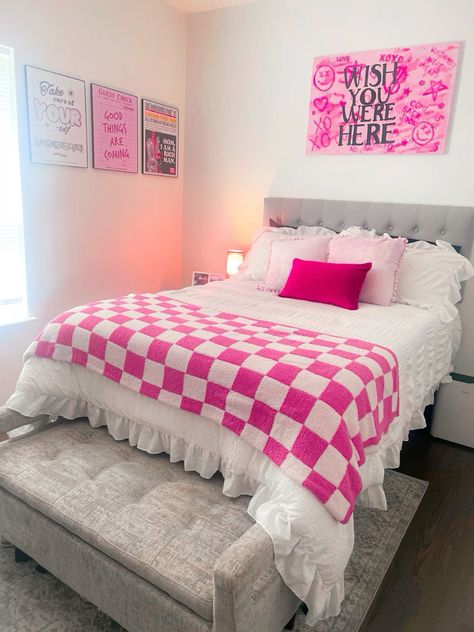 Retro Preppy Room, Hot Pink Bedding Room Ideas, Pink College Room Aesthetic, Room Decor Preppy Pink, Hot Pink And Grey Bedroom, Pink Dorm Room Decor Ideas, College Apartment Bedroom Pink, Pink College Apartment Bedroom, Dorm Room Inspo Preppy