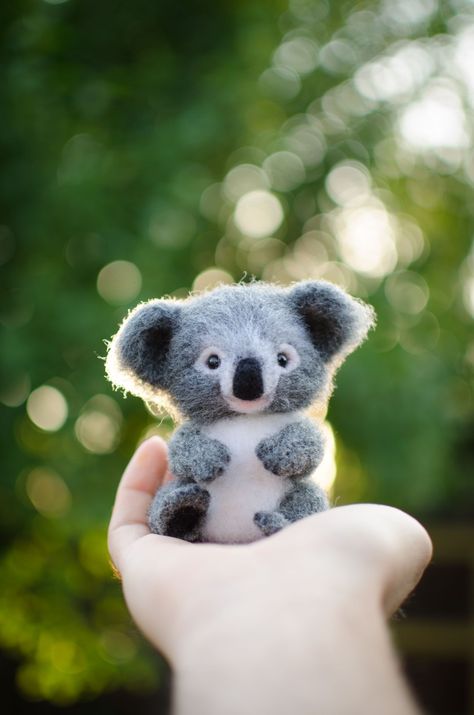 Baby Koala, Needle Felting Diy, Felt Cat, Miniature Animals, Needle Felting Projects, Needle Felted Animals, Koala Bear, Felt Diy, Animal Dolls