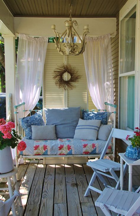 The Vintage House Small Porch Decorating Ideas, Farmhouse Front Porch Decorating, Small Porch Decorating, Balkon Decor, Porch Curtains, Cottage Porch, Sleeping Porch, Building A Porch, Country Porch