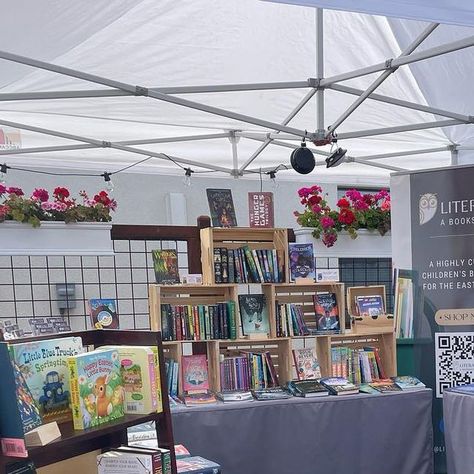 Literally, A Bookshop on Instagram: "Back👏To👏Back👏Bookstores We got the world’s fastest book restock and are now at The Copper House until 8 pm! Bonus: we’re directly across from @casita_coffee , so snag coffee AND books for the perfect Saturday night! #popupbookshop #eastvalleybookshop #downtownchandler" Book Store Pop Up, Bookstore Pop Up Booth, Book Fair Display Ideas, Book Display For Craft Show, Book Fair Table Display, Pop Up Shop Book Display Ideas, Pop Up Bookshop, Book Booth Display Ideas, Pop Up Book Store