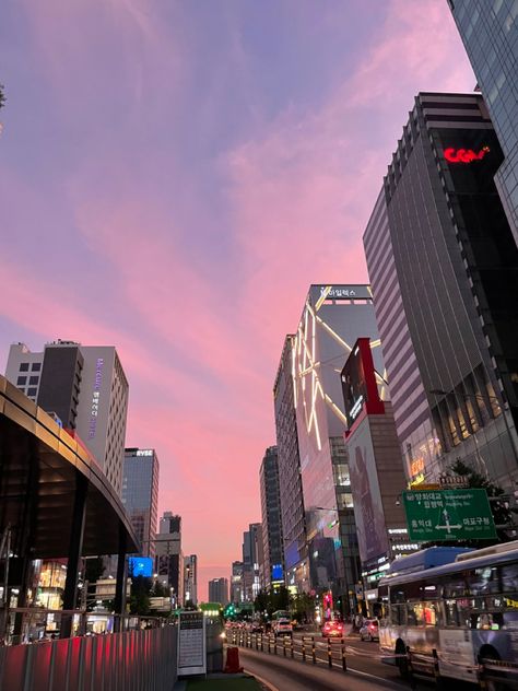 #hongdae #seoul #seoulkorea #seoulaesthetic #sunsetphotography #citylife #seoultravel #koreanstyle #skyline #travelinspo #solotravel #seoullife Hongdae Street Aesthetic, Hongdae Aesthetic, Seoul Pictures, Seoul Hongdae, Seoul Skyline, Seoul Photography, Hongdae Seoul, Seoul Night, Seoul Korea Travel