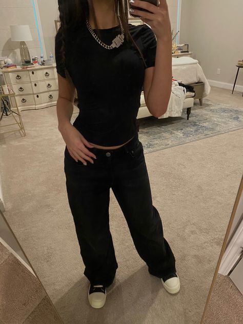 Black Jeans Cute Outfit, Alyx Chain Outfit, Outfit Inspo With Black Jeans, Outfits Ideas With Black Jeans, Black Jeans Styling, Outfits To Wear With Black Jeans, All Black Outfit School, Black Jean Fits, School Outfits Black Jeans