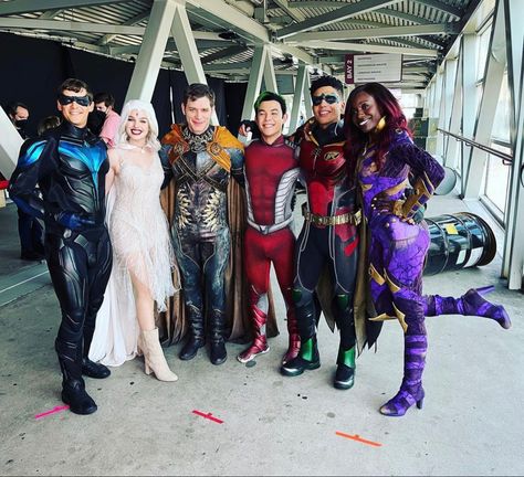 Teen Titans Cast, Titans Cast, Raven Pictures, Teen Titans Characters, Teen Titans Love, Titans Tv Series, Crazy Best Friends, Teen Titans Fanart, Dc Icons