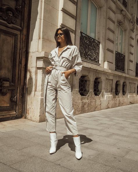 Next stop... Sevilla | street style | LOVE this jumpsuit! ☀️ Stylish outfit ideas for women who follow fashion from Zefinka. Designer Overalls, Bug Bite, Jumpsuit Style, Jeans Overall, Jumpsuit Outfit, Fashion Bug, Looks Street Style, 2020 Fashion, Kris Jenner