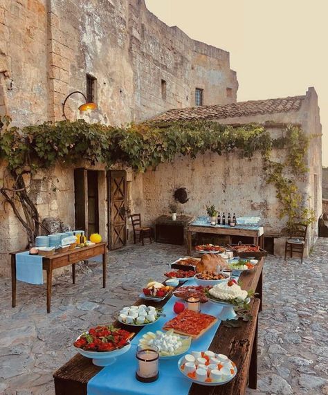 European Summer Aesthetic, Table D Hote, Italy Summer, Italian Countryside, Italy Aesthetic, Loire Valley, Negroni, Italian Summer, Northern Italy