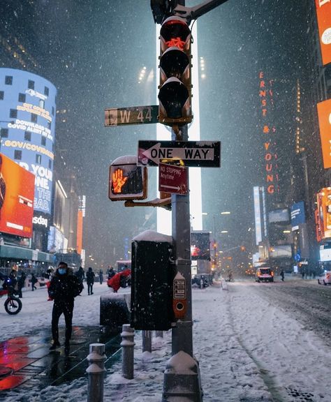 Aesthetic New York, winter in USA, wallpaper, Christmas mood Cities At Christmas, New Year In New York Aesthetic, Ny Christmas Aesthetic, Nyc In Christmas, Christmas Wallpaper Nyc, Christmas In The City Aesthetic, Winter New York Aesthetic, Christmas Aesthetic New York, Usa Wallpaper Aesthetic