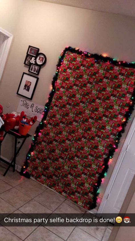 Ugly Sweater Party Photo Backdrop, Friendsmas Christmas Party Ideas, Wrapping Paper Backdrop Christmas, Friendsgivingmas Party Ideas, Wrapping Paper Photo Backdrop, Litmas Christmas Party, Pajamas Christmas Party Ideas, Tacky Christmas Party Decorations, Friends Mas Party Ideas