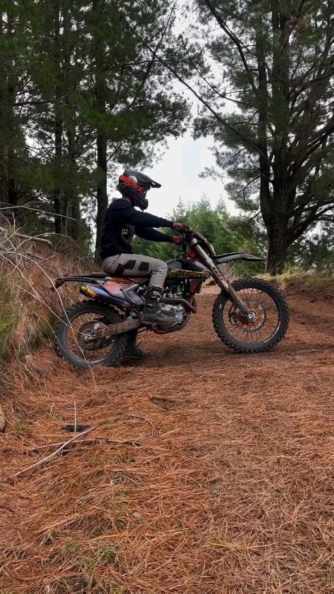 Motorbike Photography, Ktm Supermoto, Mtb Riding, Motocross Love, Cool Dirt Bikes, Stunt Bike, Bike Aesthetic, Biker Aesthetic, Ride Bicycle