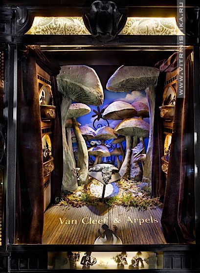 Van Cleef and Arpels window Jewelry Window Display, Fashion Window Display, Holiday Window Display, Window Display Retail, Visual Merchandising Displays, Christmas Window Display, Window Display Design, Van Cleef And Arpels, Store Window