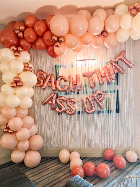 Las Vegas, Birthday And Bachelorette Party, Bachelorette Rose Gold Theme, Bachelorette Trip Themes Vegas, Bachelorette Party Ideas Pink Theme, Vegas Bachelorette Room Decor, Bachelorette Themes Vegas, Vegas Bachelorette Decorations, No Theme Bachelorette Party