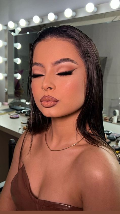 Glam Makeup For Photoshoot, Soft Makeup Look With Eyeliner, Black Prom Looks Makeup, Makeup Looks For A Red Dress Classy, Wedding Makeup For Guest, Make Up Look For Prom, Mate Makeup Look, Make Kardashian, Natural Soft Glam Makeup Brown Eyes