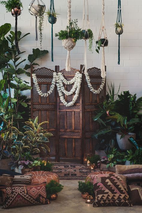 70s boho chic wedding backdrp - photo CJ Williams November Diy, Macrame Workshop, Lots Of Plants, Tattoo Plant, Stile Boho Chic, Wedding Ceremony Ideas, Macrame Wedding, Moroccan Wedding, Wedding Ceremony Backdrop